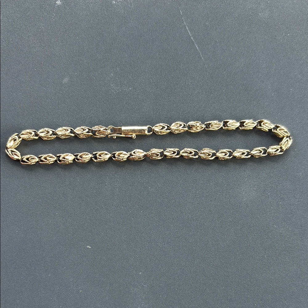 Elegant Gold Chain Bracelet